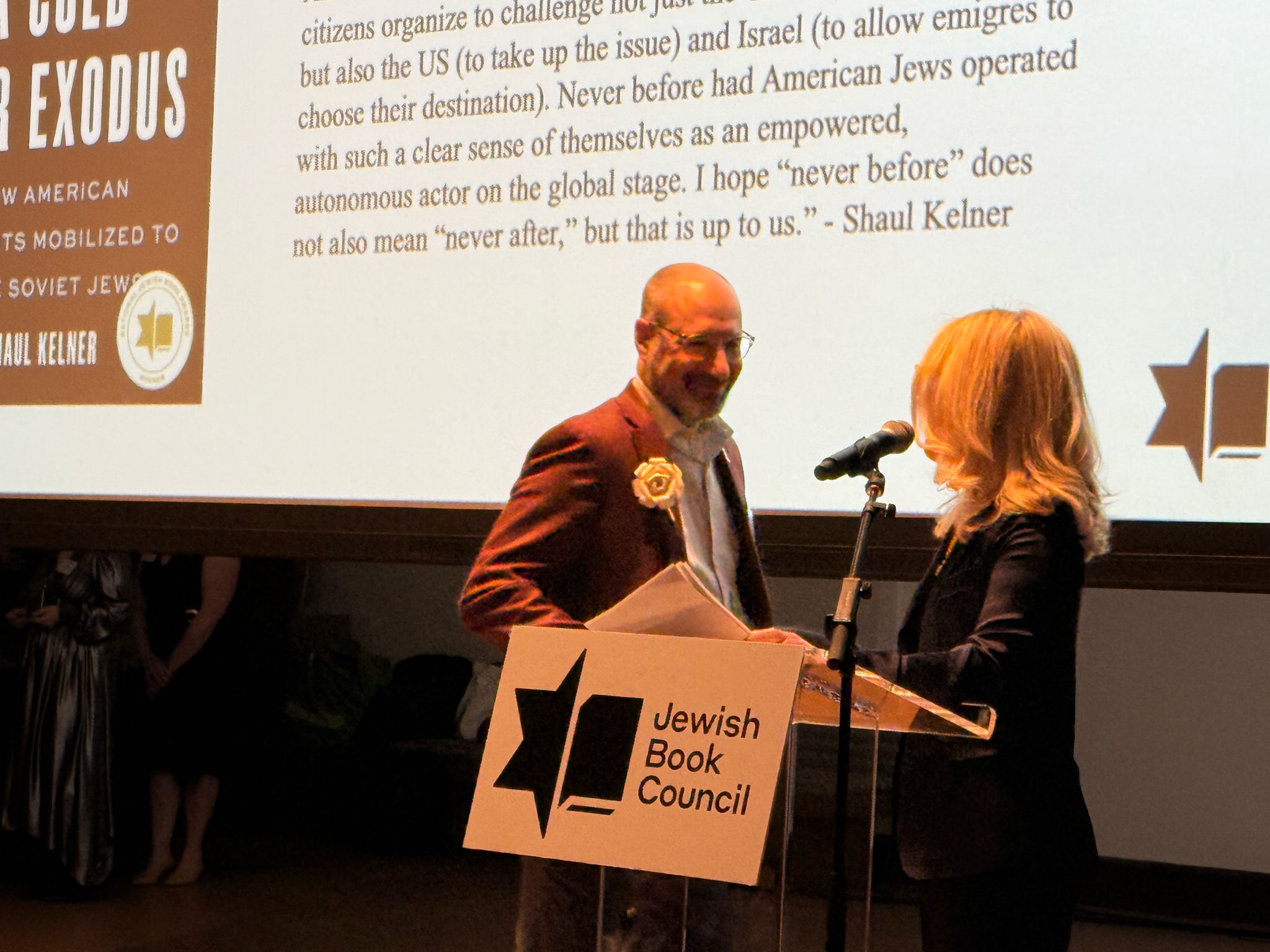 Shaul Kelner receiving the National Jewish Book Award